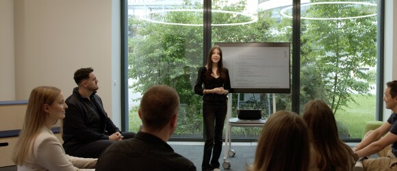 Giovane donna che presenta