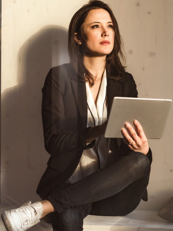 Mulher usando um tablet com luz natural