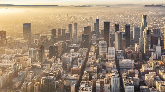 Vista aérea de uma grande cidade moderna