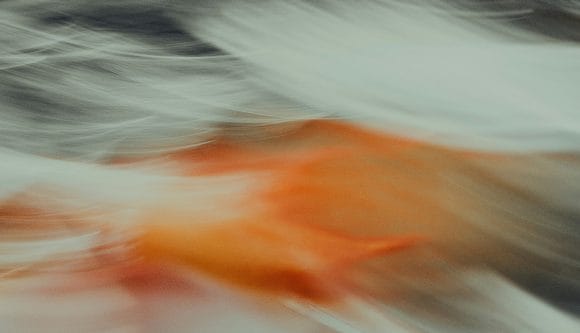 Linhas verticais escuras com luzes douradas, efeito abstrato