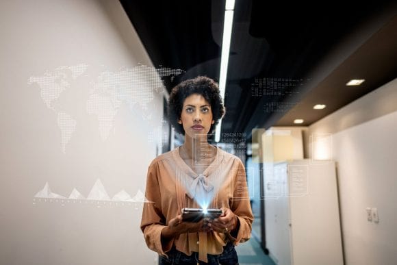 Empresária olhando para o holograma