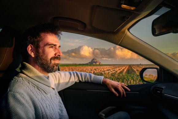 Homem em um carro dirigindo