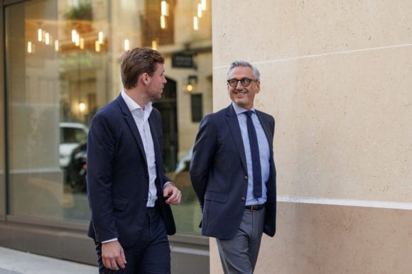 Dois homens de negócios caminhando juntos na rua