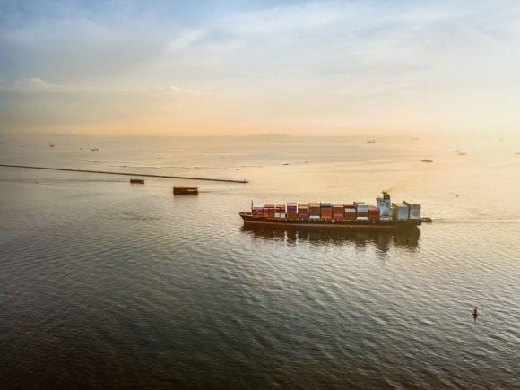 Navio de carga na água