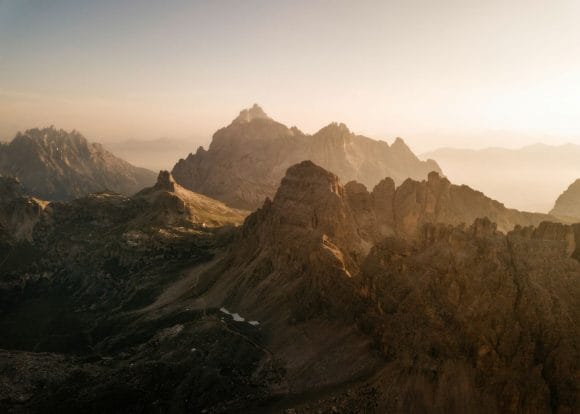 Picos montanhosos iluminados pelo sol.