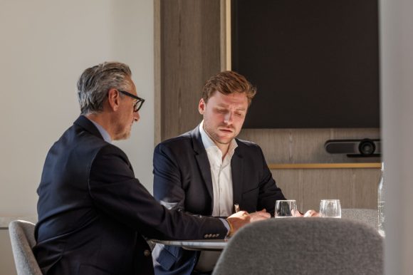 Dos colegas de trabajo en una reunión