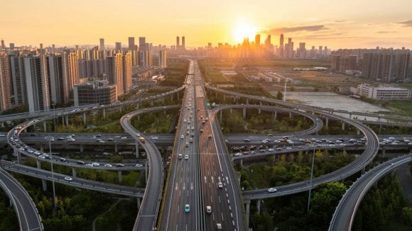 Vista aérea de um entroncamento rodoviário ao pôr do sol.