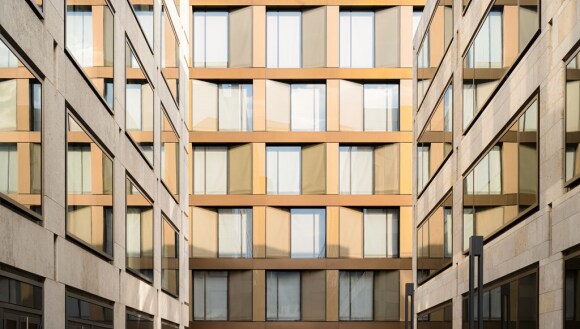  Fachadas de edifícios modernos com janelas refletivas