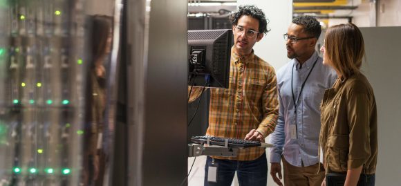 Técnicos em uma sala de servidores