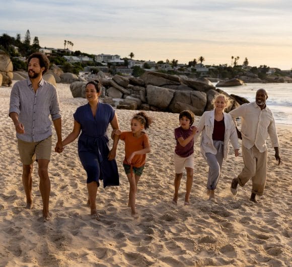 Uma família feliz caminhando na praia