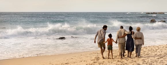 Uma família caminhando pela praia
