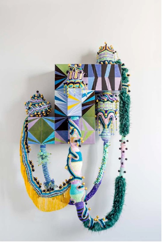 ‘Psychedelic Furs,’ 2015年 Viùva Lamego 手绘瓷砖、手工羊毛钩针编织、装饰品、聚酯纤维、夹板、铁