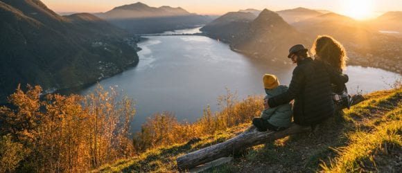 一家人站在山顶俯瞰卢加诺湖