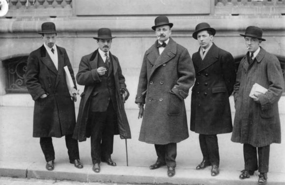 1912 年，費加羅報 (Le Figaro) 頭版上的路易吉·盧梭洛 (Russolo)、卡拉 (Carrà)、馬里內蒂 (Marinetti)、翁貝托·薄邱尼 (Bocci-oni) 和塞韋裡 (Severini)（未來主義者）