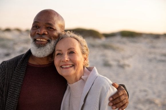 海灘上的老年夫婦