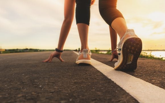 運動跑者 在夕陽湖上跑步 鞋子特寫