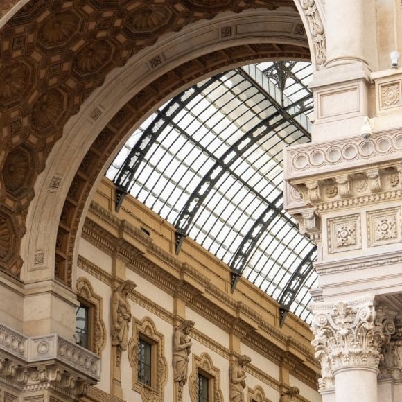 Elegante arcade europea con statue