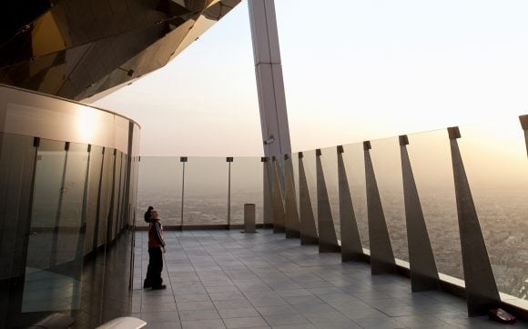 Immagine che rappresenta investimenti in società pubbliche e private, con focus su crescita e venture capital.