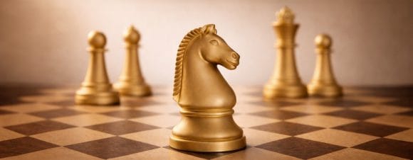 Pedine su una scacchiera con un cavallo in primo piano