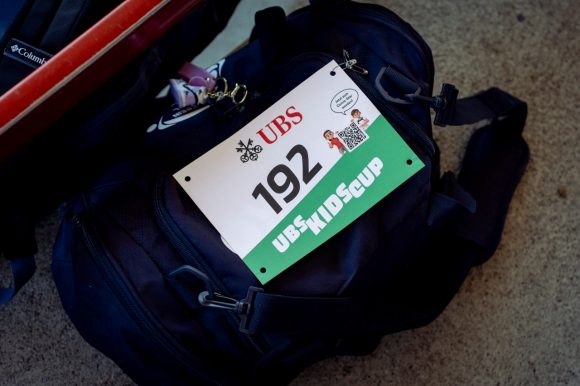 Sur le dossard 192, on peut voir le logo rouge UBS ainsi que le logo vert UBS Kids Cup et le code QR pour la bande dessinée personnalisée du finisher.