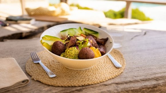 Un bol de nourriture sur une table.