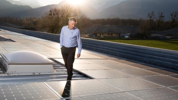 Tôt le matin, l’entrepreneur Jean-Marc Rogivue inspecte les propres panneaux solaires de Bühler Entreprises Monthey.