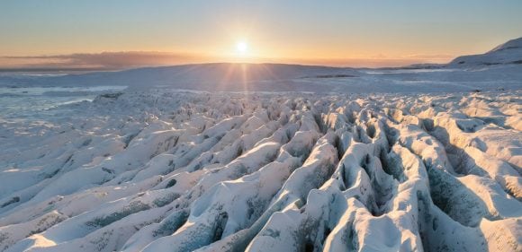 Puesta de sol en un paisaje nevado
