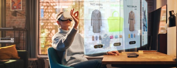 Una mujer usando un casco de realidad virtual para hacer compras en línea