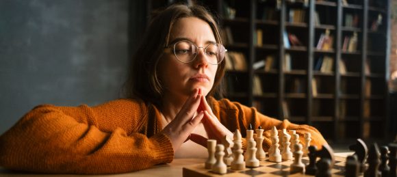 Una mujer jugando ajedrez