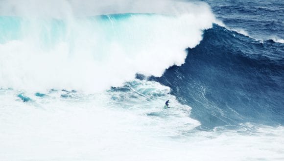 Hombre surfeando una ola