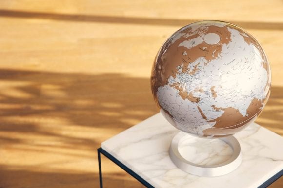 Um globo em uma mesa de mármore