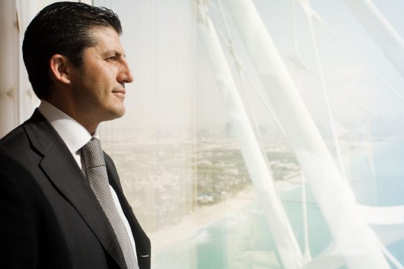 Un hombre de negocios mirando la vista desde un edificio alto
