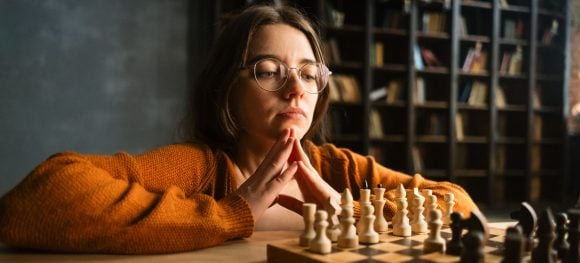 Uma mulher jogando xadrez