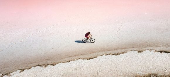 Ciclista em um estuário