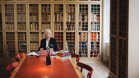 Mujer en la biblioteca