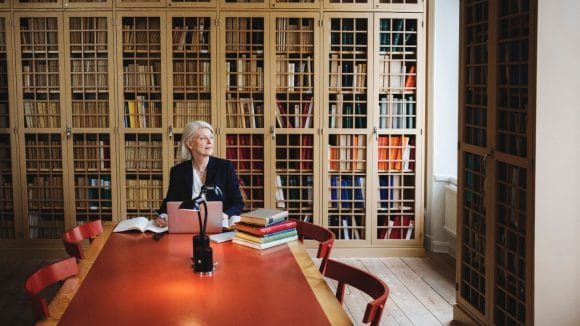 Mujer en la biblioteca