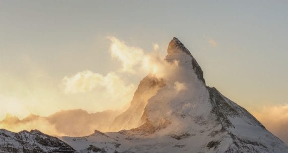 Vista de la montaña Matterhorn cubierta de neve y iluminada por el amanecer