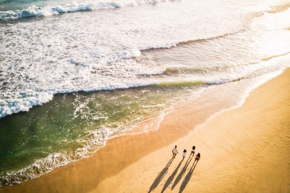 Familia paseando por la playa