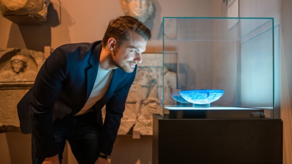 El hombre en el museo