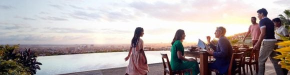 Cena al aire libre al atardecer con vistas a la ciudad